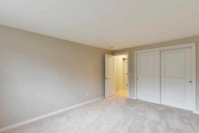 Building Photo - Available Now! Beautiful Kirkland Condo - ...