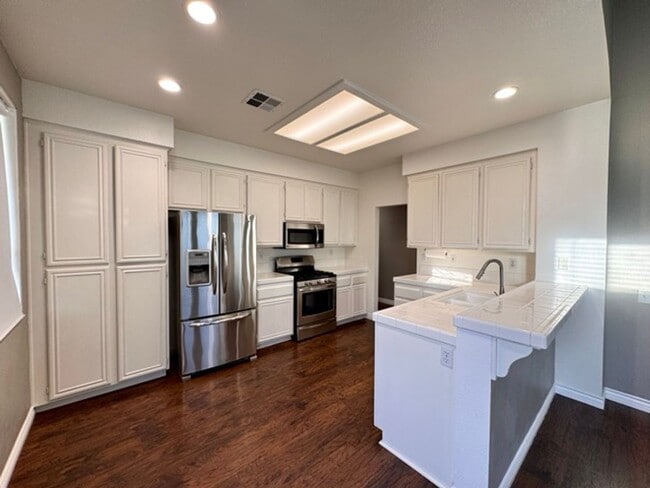 Building Photo - Bright and Open 3 Bedroom Home in Murrieta...