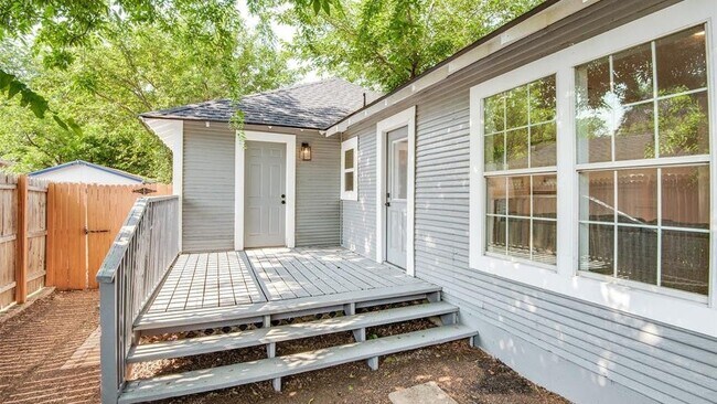 Building Photo - 1122 Newport Ave