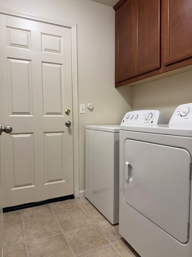 Building Photo - Don’t miss out on this 3 bedroom/2bath hom...