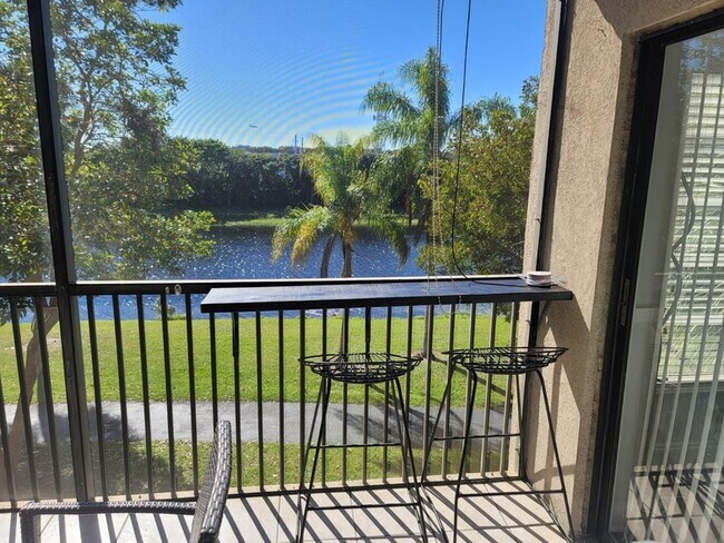 Building Photo - 2200 S Cypress Bend Dr