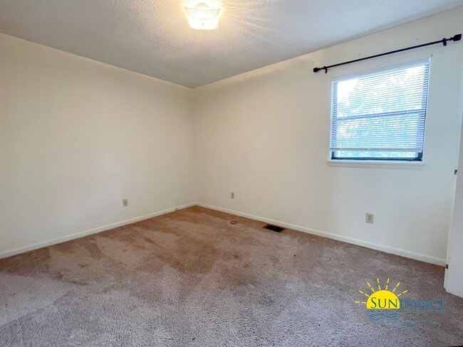 Building Photo - Great 2 Bedroom Townhouse Close to Both Bases