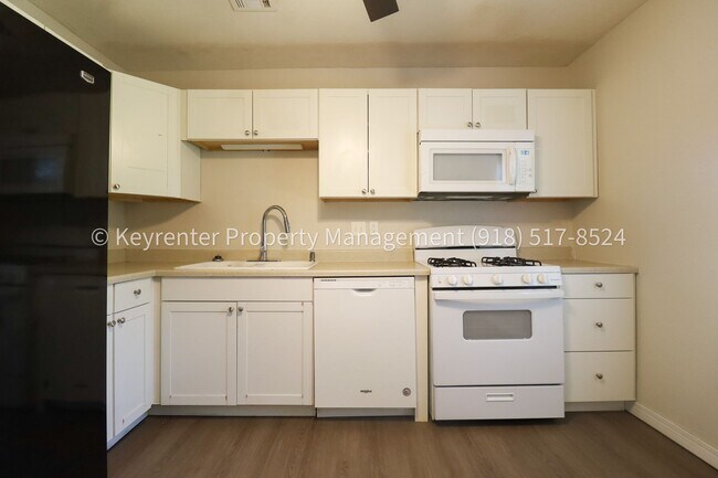 Building Photo - 2 Bed 1 Bath Tulsa - Move-in Ready!
