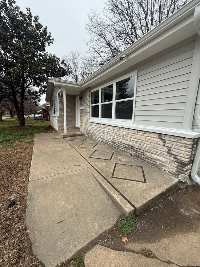 Building Photo - 4 Bedroom 2 Bathroom House Available NOW!