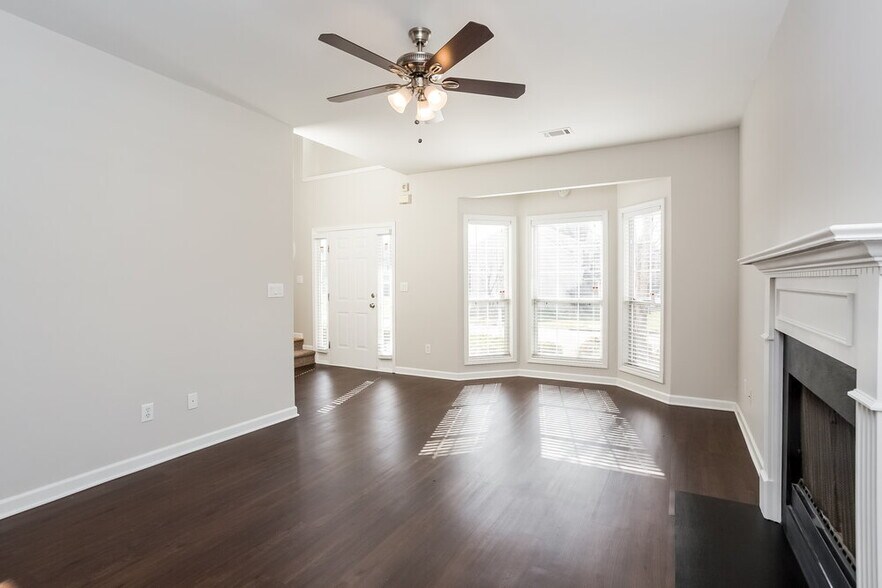 Building Photo - 5175 Yellow Pine Dr