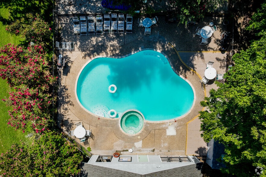 Primary Photo - The Summit Apartments