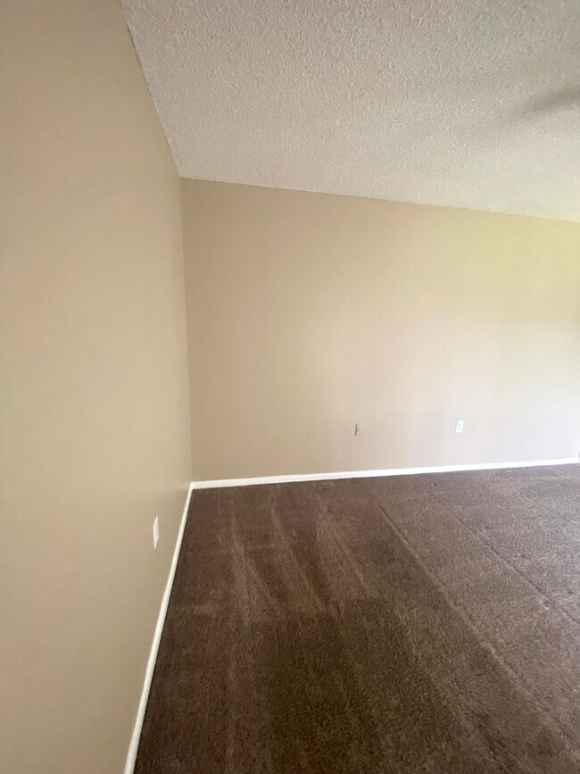 Building Photo - Beautiful and well-maintained 2BR/2BA town...