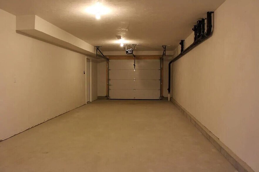 Building Photo - 1088 W Boylston St