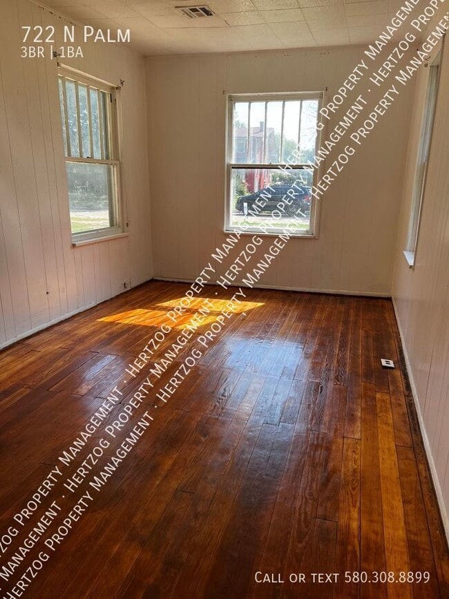 Building Photo - 722 N Palm-