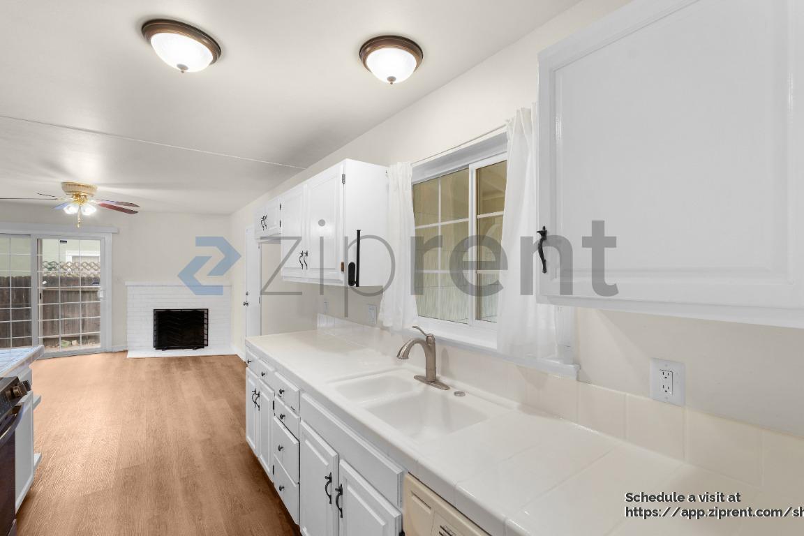 Building Photo - 9033 Fashion Dr