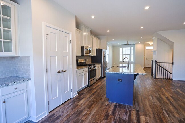 Building Photo - Welcome home to this move-in ready end uni...