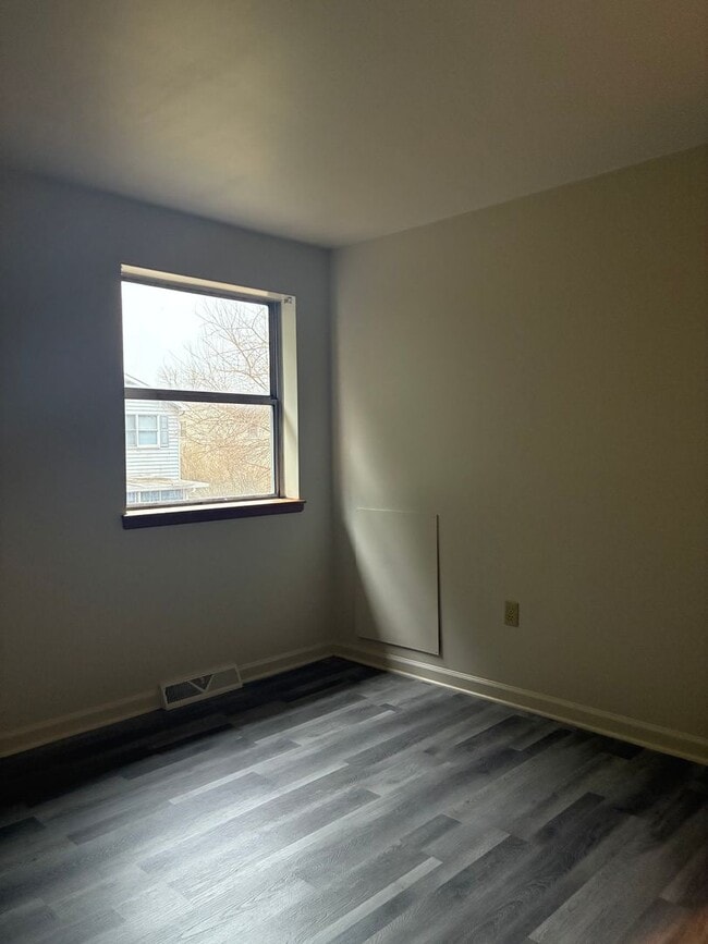 Building Photo - 2 Bedroom Townhouse