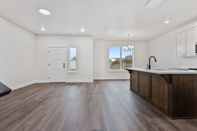 Building Photo - Stunning End unit 3 bed 2.5 Bath Townhom i...