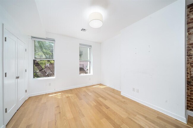 Building Photo - 230 Willow Ave
