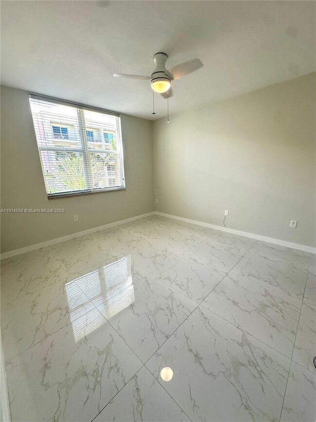 Building Photo - 806 E Windward Way