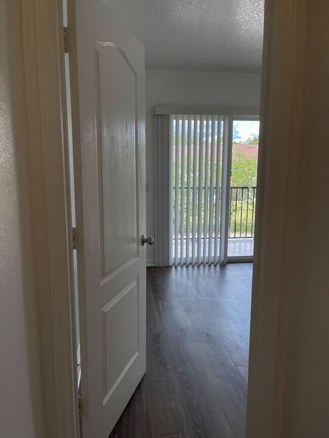Building Photo - Beautifully Updated 3-Bedroom Townhouse in...