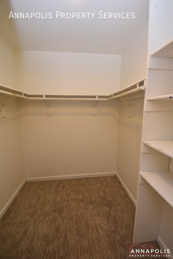 Building Photo - 1069 Carriage Hill Pkwy