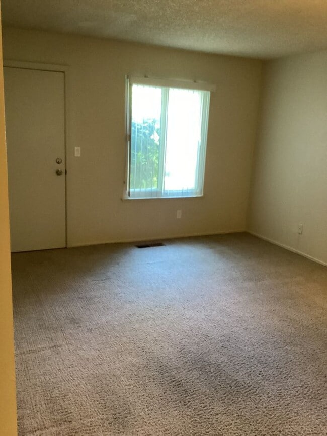 Building Photo - ONLY $1,350.00 PER MONTH - DON'T MISS OUT ON THIS CUTE GROUND FLOOR -2 BEDROOM/1BATH CONDO IN GAT...