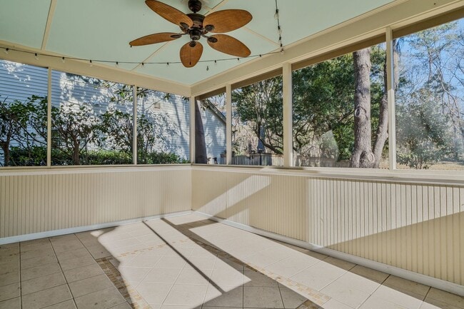 Building Photo - Your Modern West Ashley Retreat!