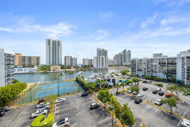 Building Photo - 1000 Parkview Dr