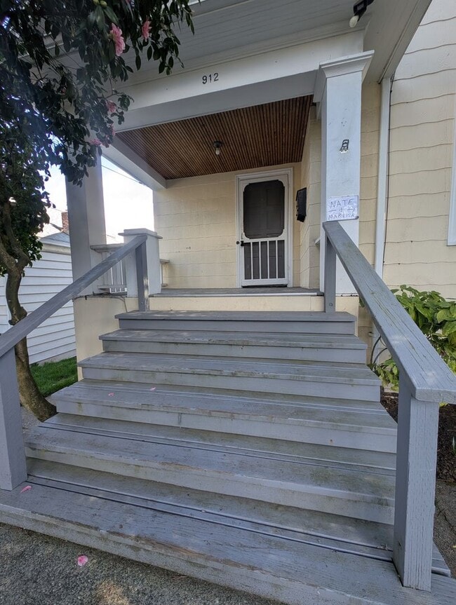 Building Photo - 3 Bedroom Bremerton Charmer with Stunning ...