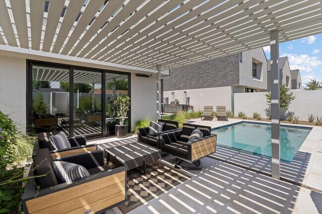 Building Photo - 1329 E Pomelo Grove Ln