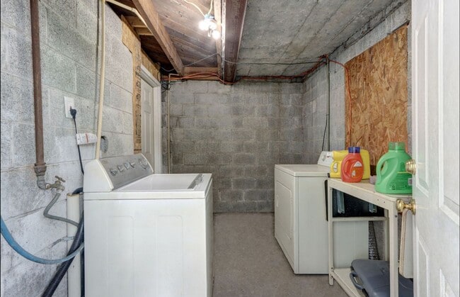 Building Photo - Carriage House apartment, near downtown, w...