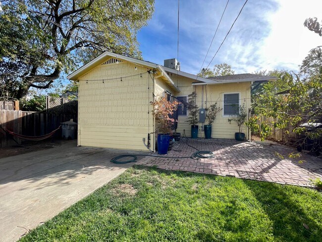 Building Photo - 4941 10th Ave