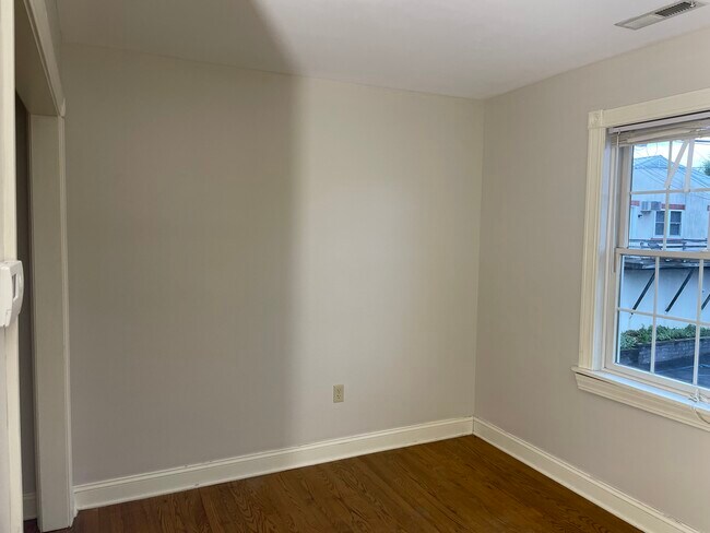Building Photo - 611 Suite B