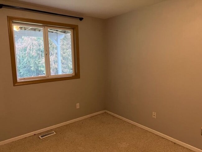 Building Photo - 26525 Fox Hill Dr N