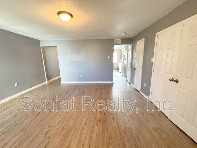 Building Photo - 7760 N Coronet Ct