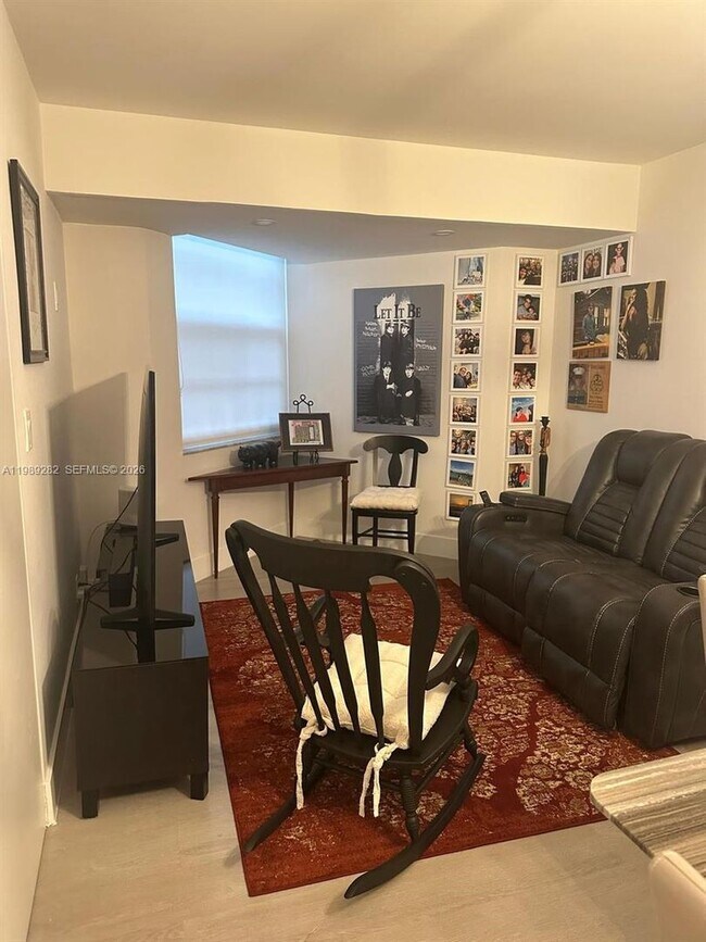 Building Photo - 1811 Sabal Palm Dr