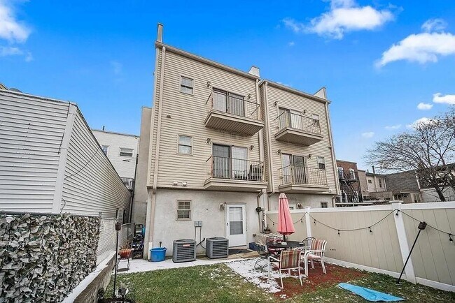 Building Photo - 41 Wright Ave