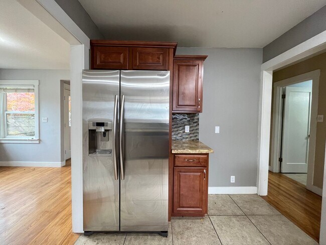 Building Photo - Charming 2 Bed 1 Ba House in Gladstone - Garage, Washer and Dryer, Landscaping Including!
