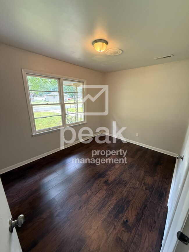 Building Photo - $1,199! 3Bed/ 1 Bath House! North of Birmingham! Save 50% off the first full month's rent. Apply ...