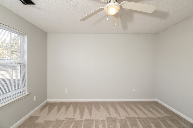Building Photo - 5 Arthurdale Ct