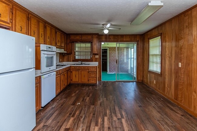 Building Photo - Brick Ranch in Pikeville! Lawn care included!