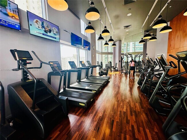 Building Photo - 1300 Brickell Bay Dr