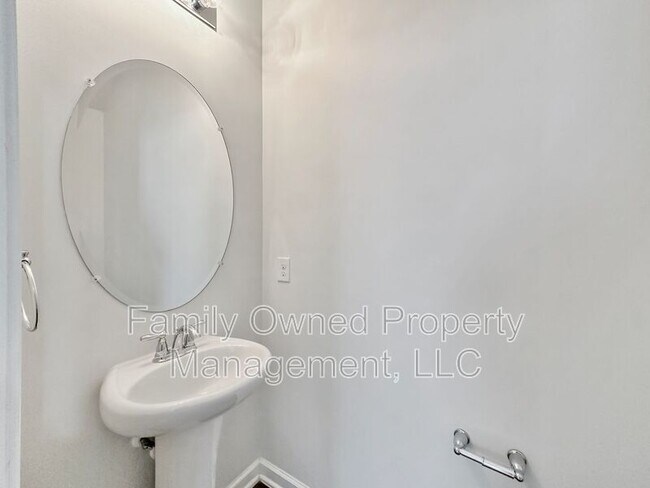 Building Photo - 133 Wild Holly Dr
