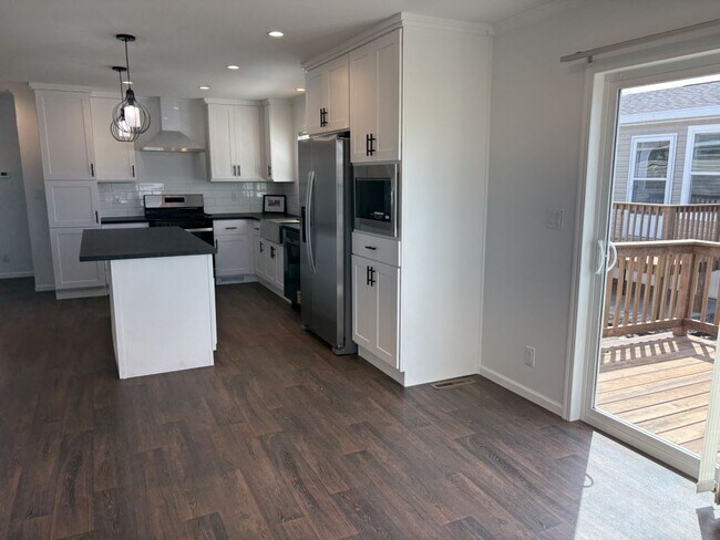 Building Photo - 13940 Burgundy Ave