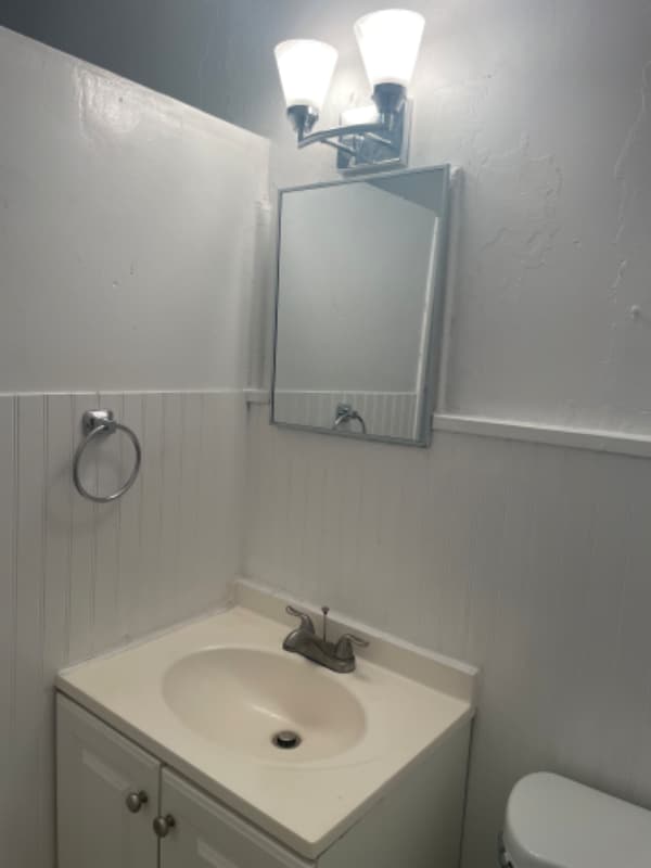 Building Photo - 637 S Main St