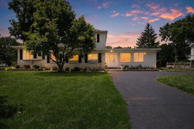 Building Photo - Spacious Stunning 3 BR House in Mount Prospect W/ Office/Playroom on Corner Lot