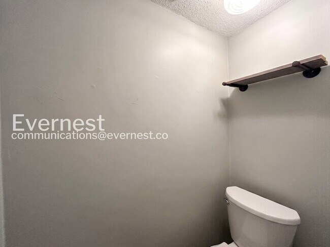 Building Photo - 4 Bed / 2 Bath Modern Home / Pet-Friendly / Available Now!
