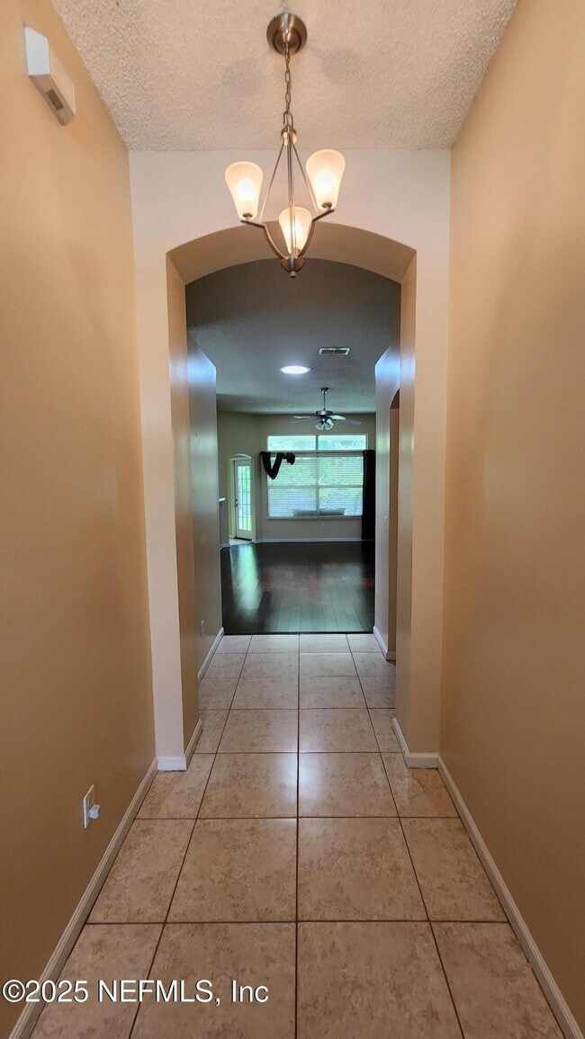 Building Photo - 256 Southlake Dr