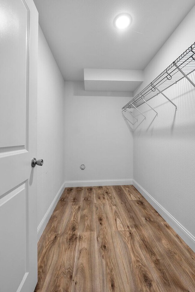 Building Photo - 424/426 E. Deerwood Dr