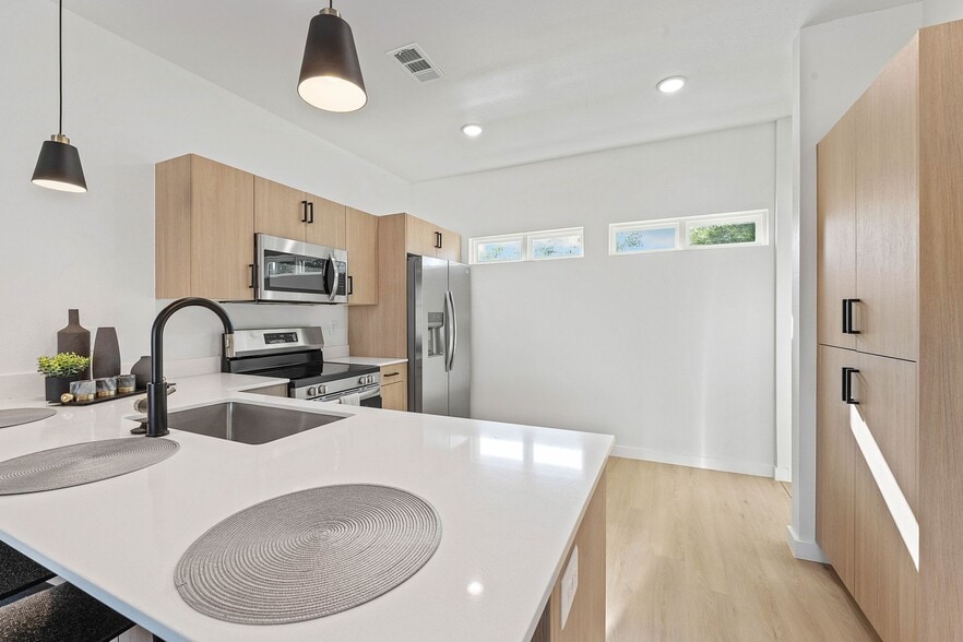 Building Photo - 1985 Vale Ave