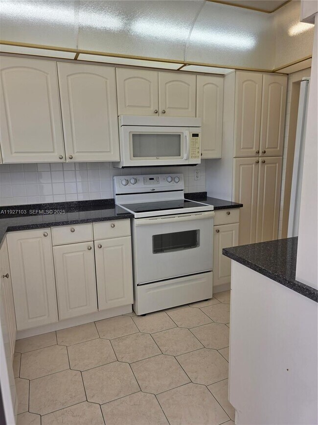 Building Photo - 501 Blue Heron Dr