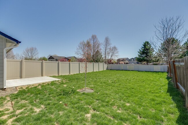 Building Photo - 3 Bedroom Townhome Available