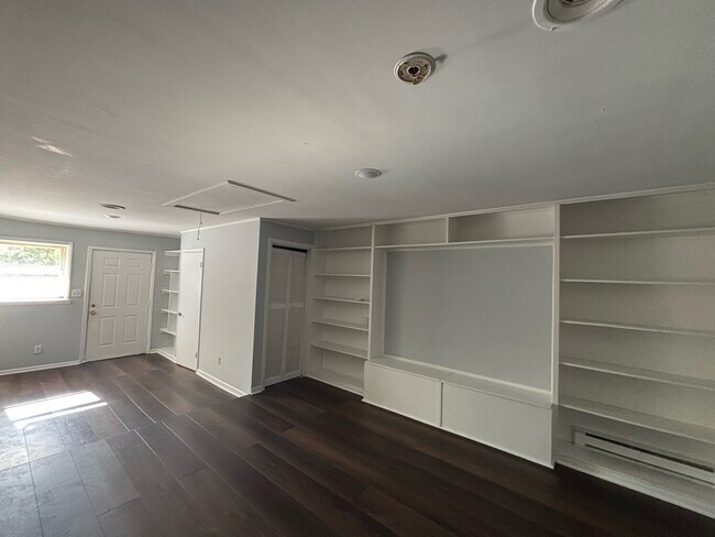 Building Photo - 381 Summerhill Rd