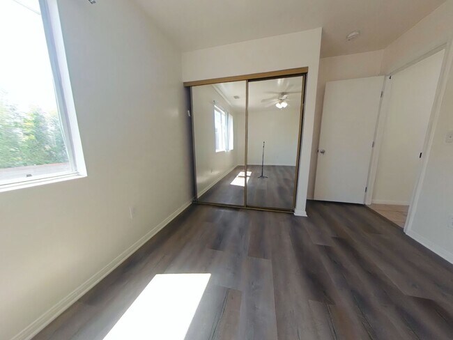 Building Photo - 7 Bedroom 4 Bath Home a hop and a skip to campus- SUPER CLOSE TO CAMPUS!